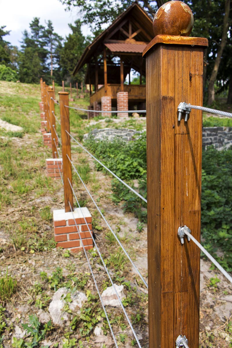 wire rope balustrading for garden defining